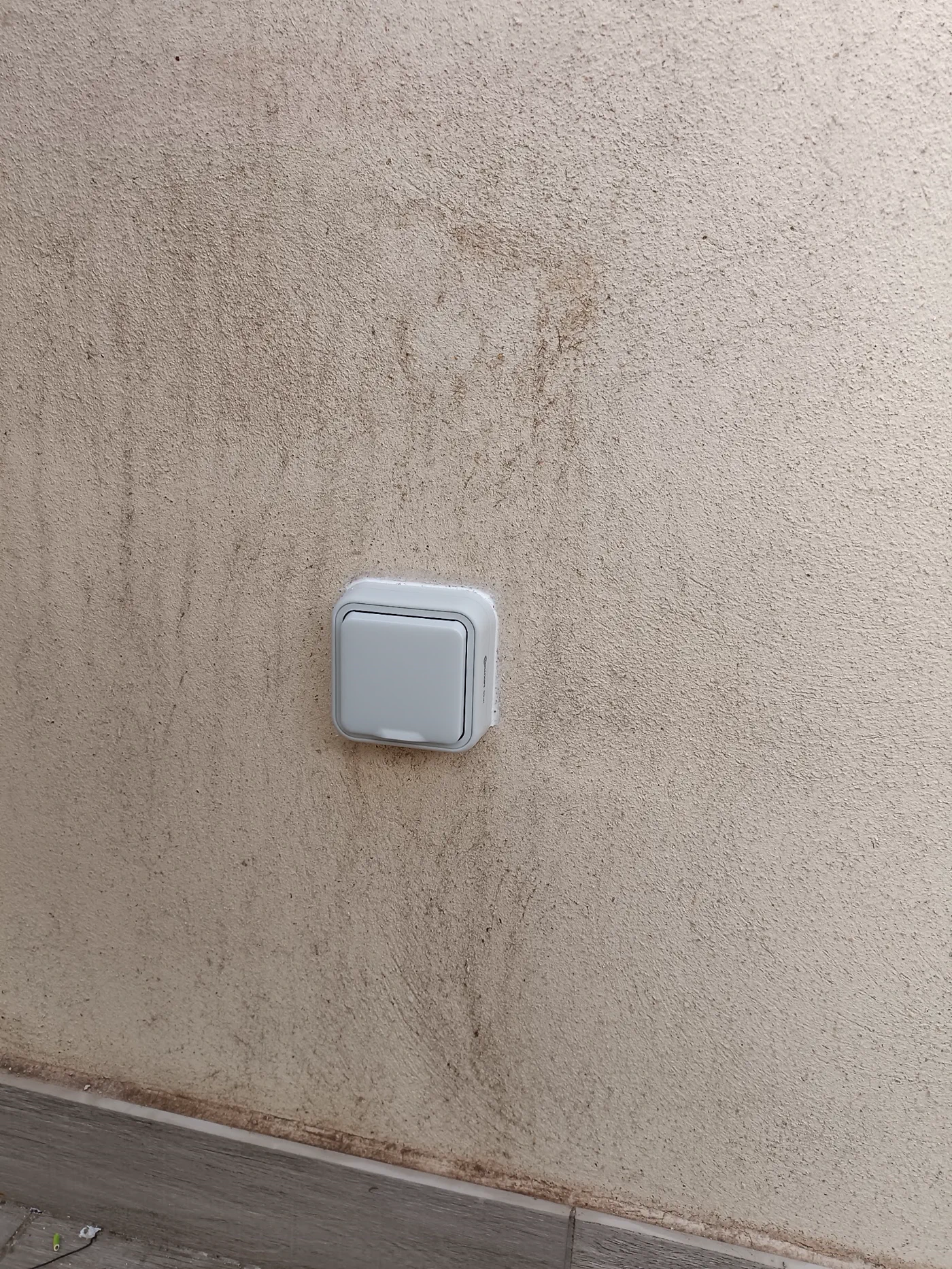 Interrupteur installé sur un mur extérieur
