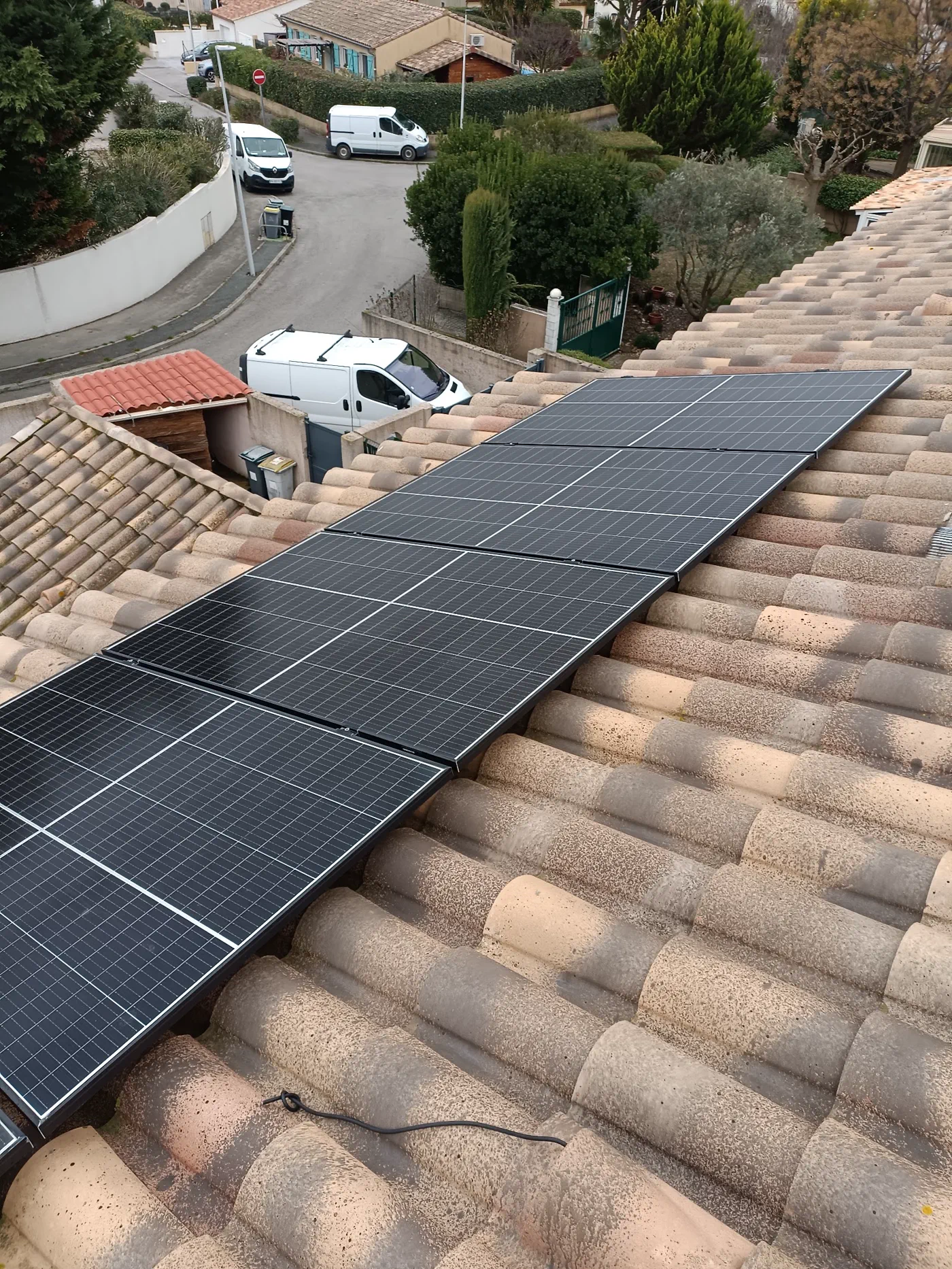 Panneaux photovoltaïques sur une toiture en tuiles