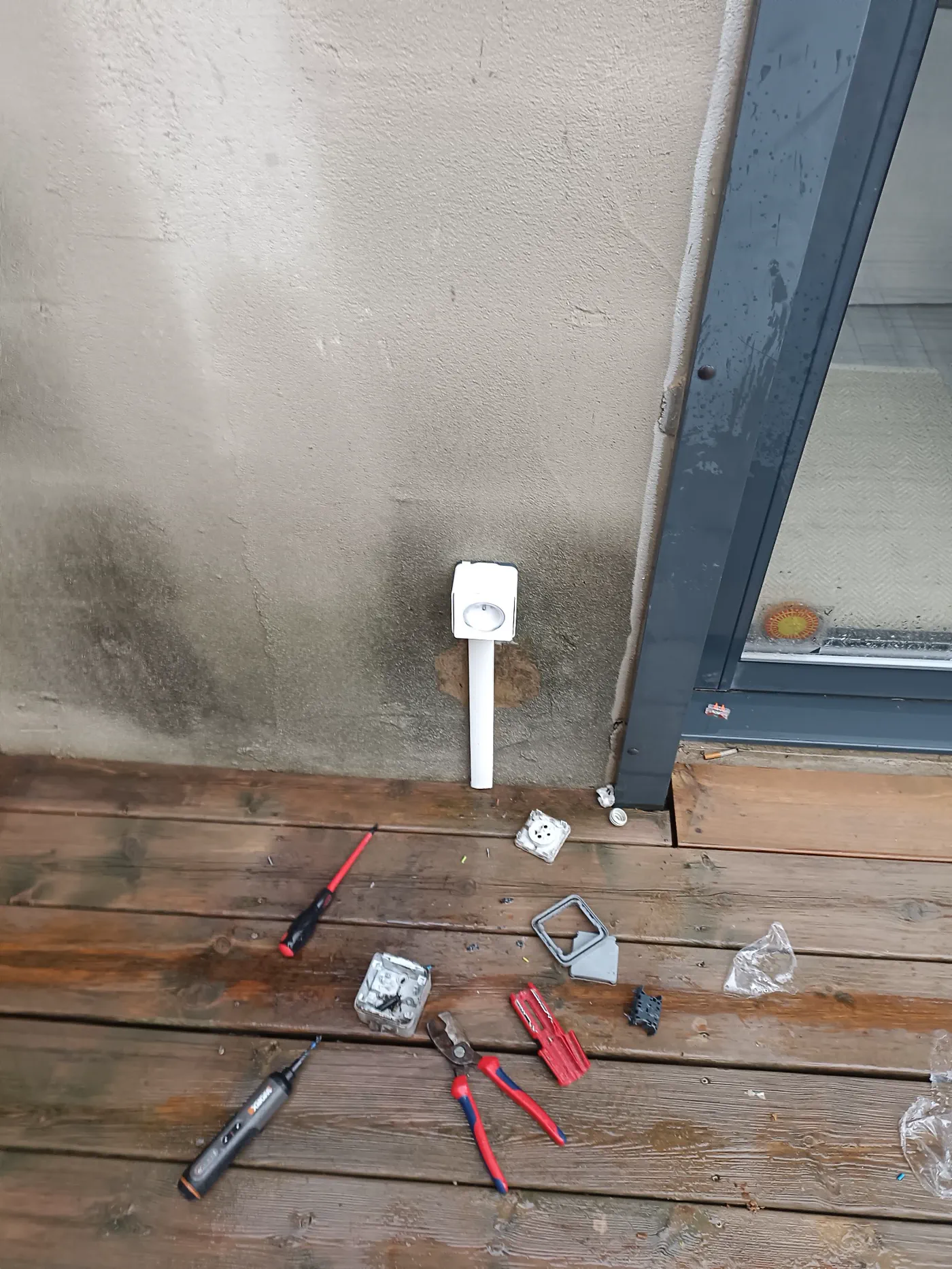 Installation en cours d'une prise renforcée Green'Up
