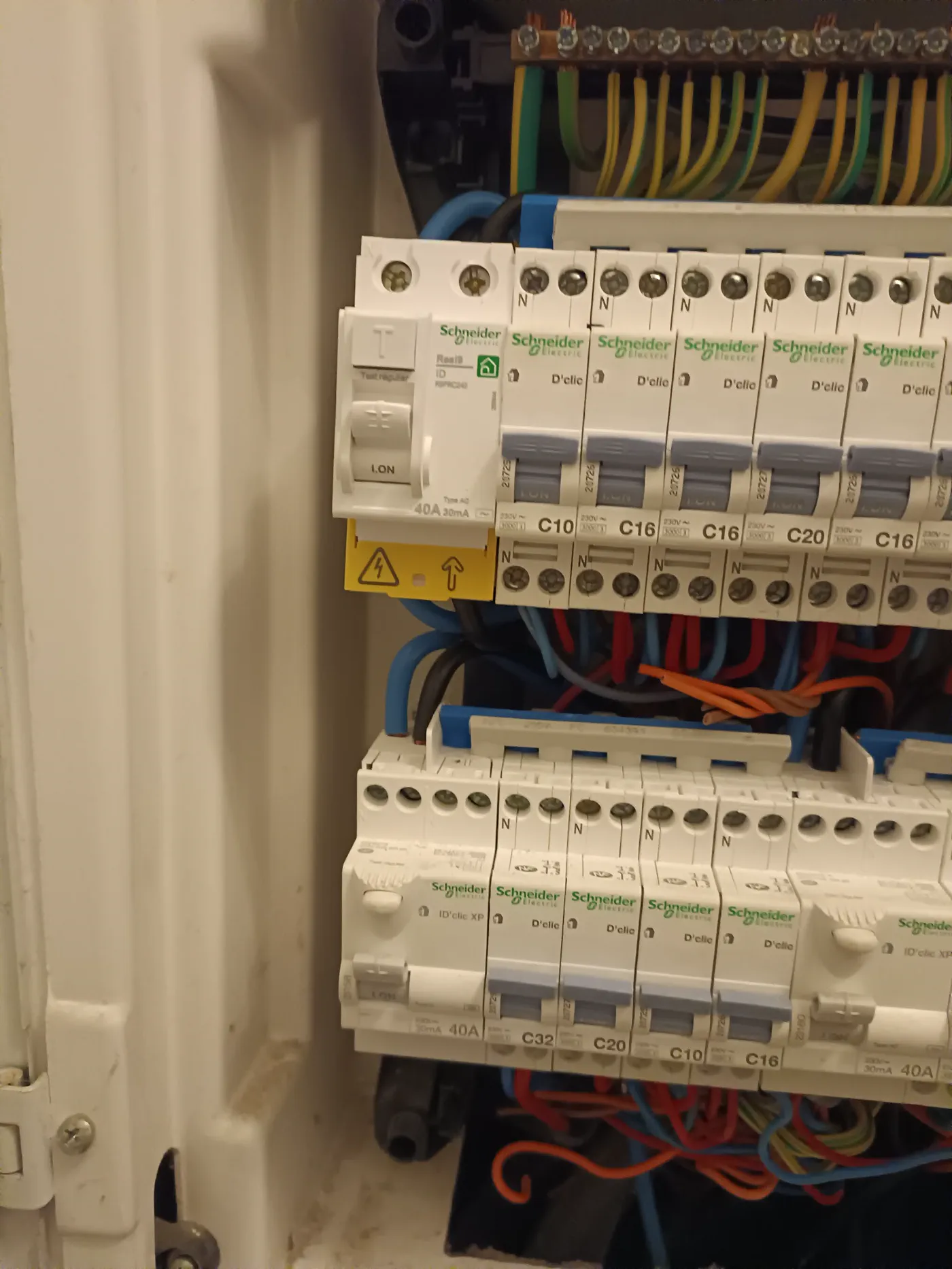 Vue rapprochée d'un tableau électrique et de ses disjoncteurs